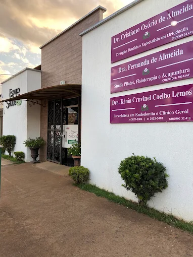 Entrada do Espaço Saúde, com as placas das especialidades